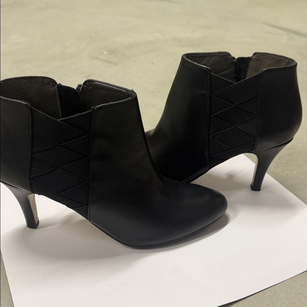 Adrienne Vittadini Black Leather Toulah Ankle Booties Heel Size 6.5